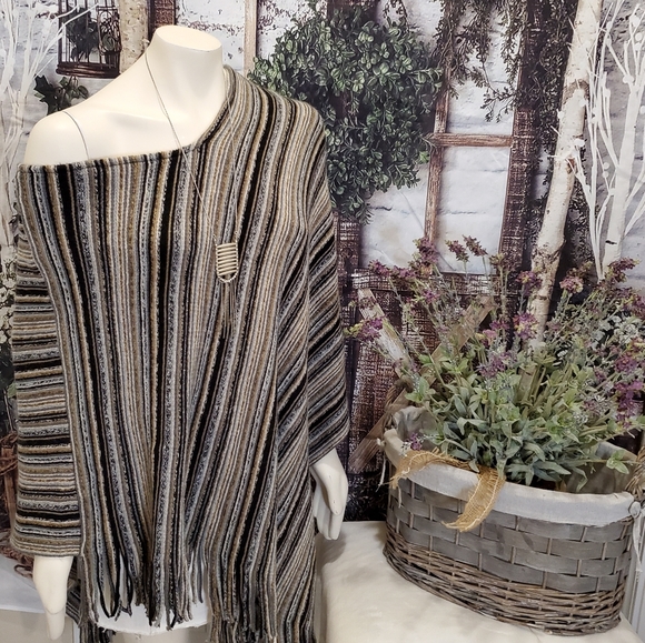 Poncho - Picture 2 of 8